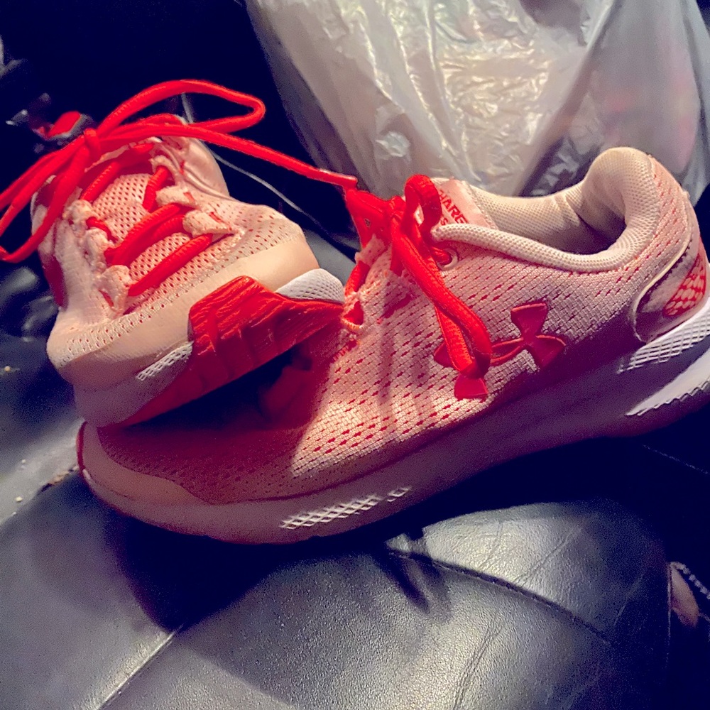 Girls UA tennis shoes